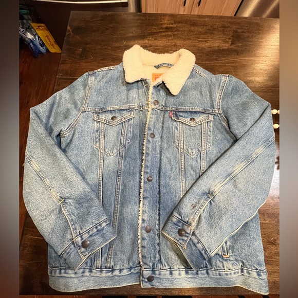 Levi’s Type III Sherpa Trucker Jacket in Color Mustard - Medium Wash - Picture 5 of 13